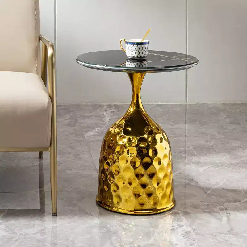 Round Side Table with Iron Tray Top, Gold Metal Hammer Pattern Pedestal, End Table for Sofa, Bedside